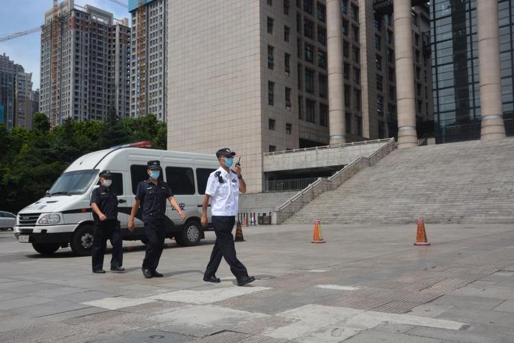 【B】重庆渝北：60岁老民警退休前站好最后一班岗