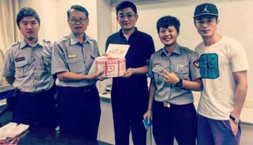 霍建华带蛋糕给哥哥庆生合影警署同事 显赫身家背景揭秘