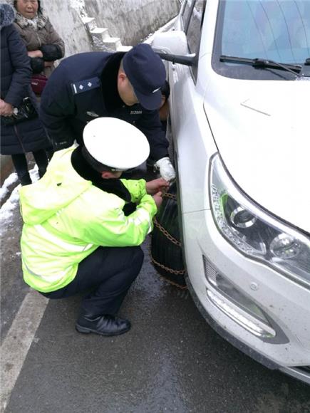 【区县联动】【城口】城口多部门联动抗冰雪 齐心协力保畅通【区县联动】城口多部门联动抗冰雪 齐心协力保畅通