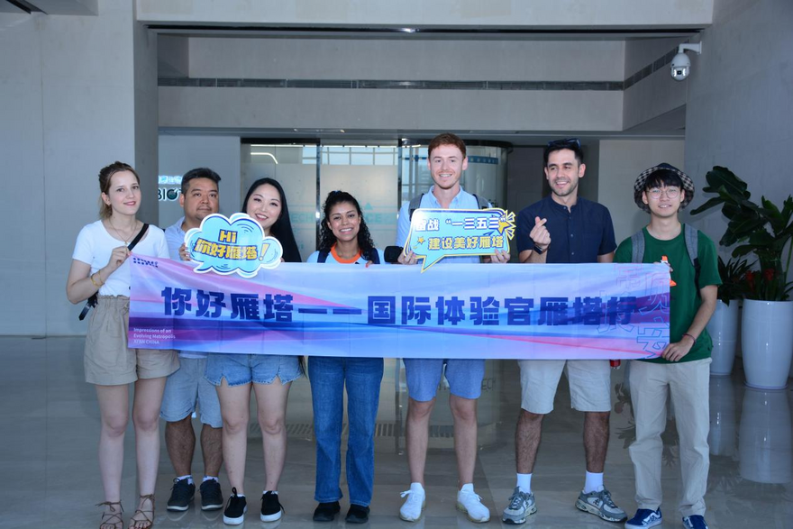[International Experience Officers' Tour in Yanta] Vloggers from Six Countries Encounter Yanta District of Xi'an and Witness Sci-Tech Strength in the Future Industry City_fororder_1