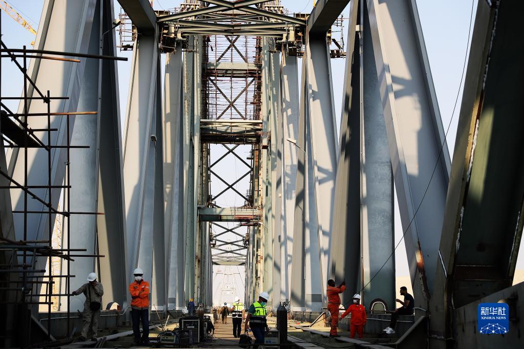 为苏伊士运河走廊建设注入新动力——探访中企承建埃及苏伊士运河铁路桥项目