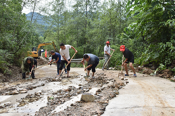 青川县:"汛"速出击 全力以赴防汛抢险保畅通_fororder_骑马乡里坪村