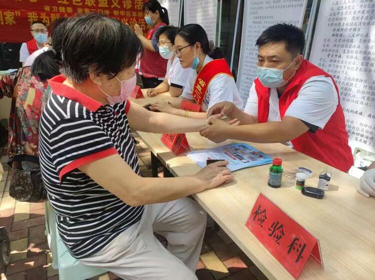 (原創)石家莊市新華區革新街道開展“關愛健康 敬老助老”紅色聯盟義診活動_fororder_微信圖片_20220718154235