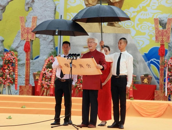 治洪水,建夏朝,丰功伟绩,名垂青史.