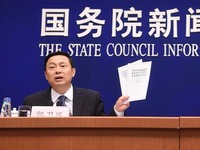 国务院新闻办公室副主任、新闻发言人郭卫民（左）在发布会上介绍白皮书