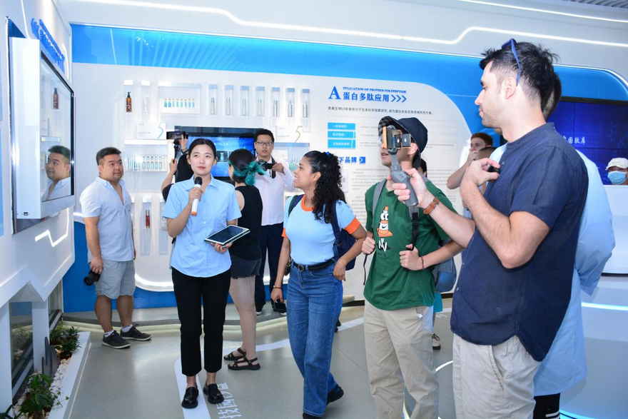 [International Experience Officers' Tour in Yanta] Vloggers from Six Countries Encounter Yanta District of Xi'an and Witness Sci-Tech Strength in the Future Industry City_fororder_2