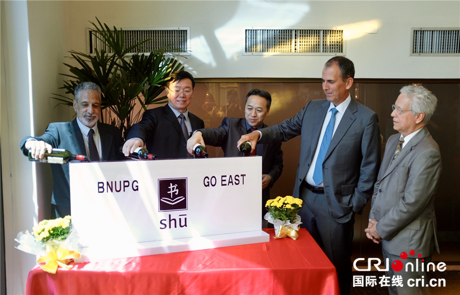 图片默认标题_fororder_出席活动的嘉宾为选题研发中心揭牌_副本