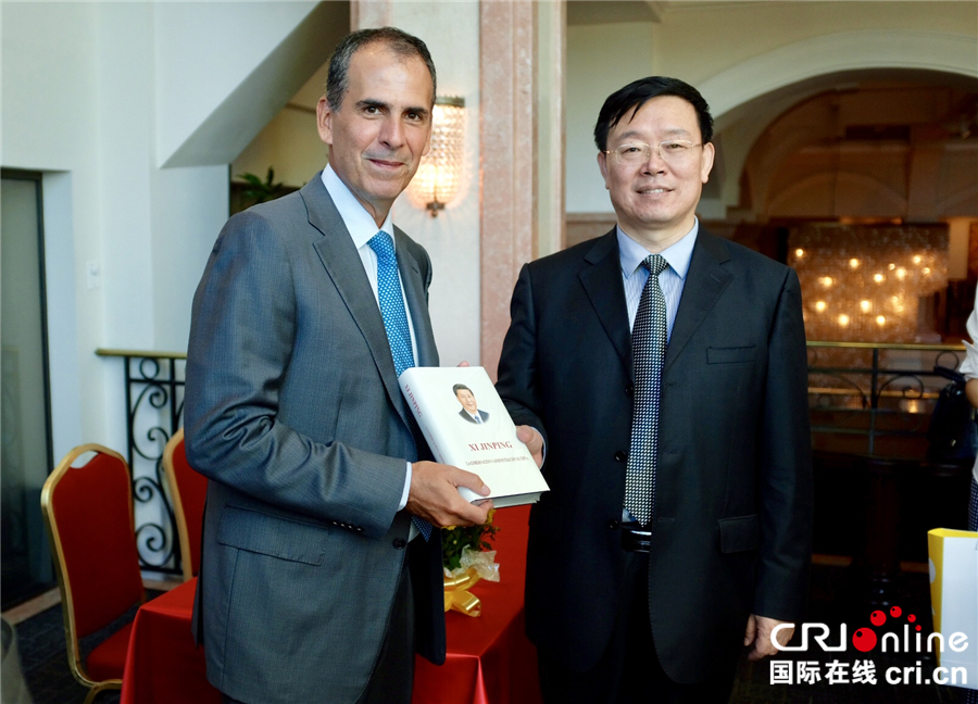 图片默认标题_fororder_国家新闻出版广电总局副局长周慧琳向巴方代表赠送礼品_副本