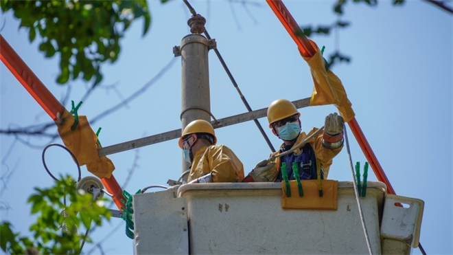 致敬坚守 高温下的“烤”验_fororder_9