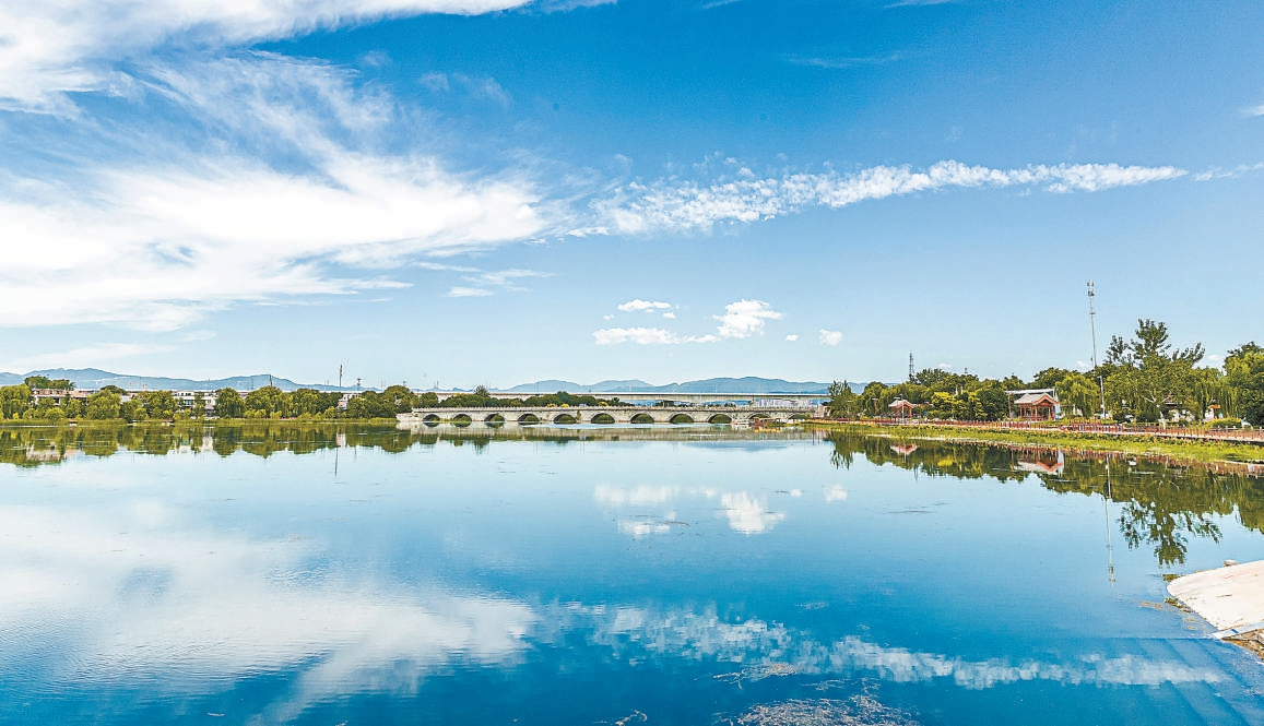 卢沟桥畔晓月湖呈现“天空之镜”美景