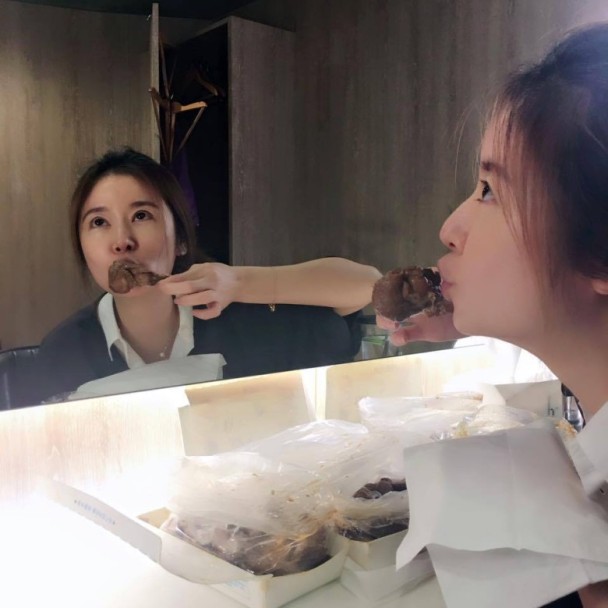 林心如素颜吃鸡腿 胃口太好被疑怀孕