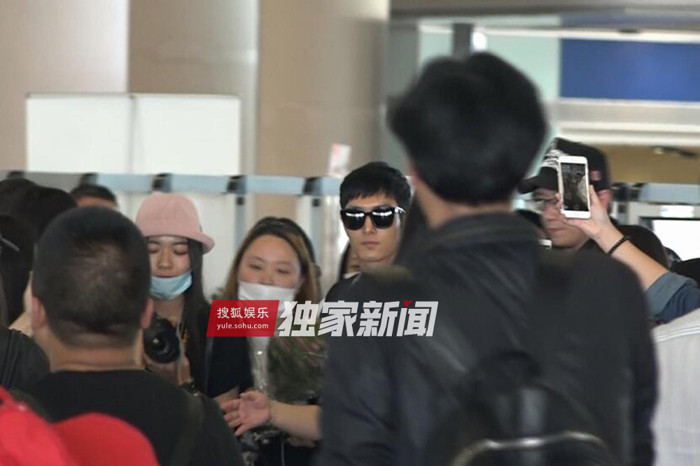 独家：盛一伦抵京遭粉丝围堵 获赠萌宠公仔