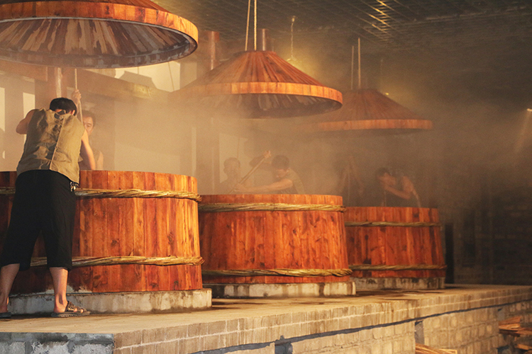 醋传统酿造工艺 供图 南充市文化广播电视和旅游局活动中,外国留学生