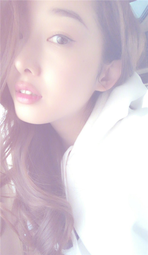 蒋梦婕晒粉嫩九宫格自拍 嘟嘴卖萌如梦似幻