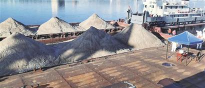 黑龙江省首批“船边直提”模式 进口货物在黑河顺利通关