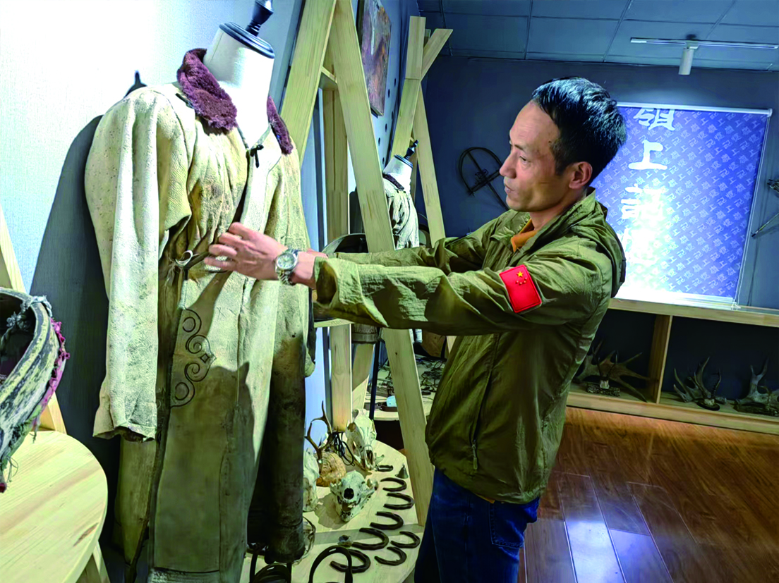 內蒙古鄂倫春自治旗“嶺上記憶”陳列館：打造新時代文明實踐思想根基的陣地_fororder_02-整理鄂倫春族服飾