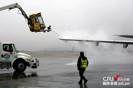 （已过审/大交通）贵阳机场进入“凝冻应对模式” 已开展233架次航空器除冰作业