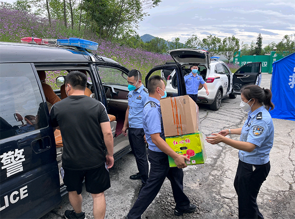 眉山公安：举全警之力 下最大决心 坚决打赢疫情防控阻击战_fororder_眉山公安民警在输送物资-供图-眉山市公安局
