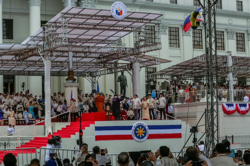 菲律宾新总统马科斯宣誓就职
