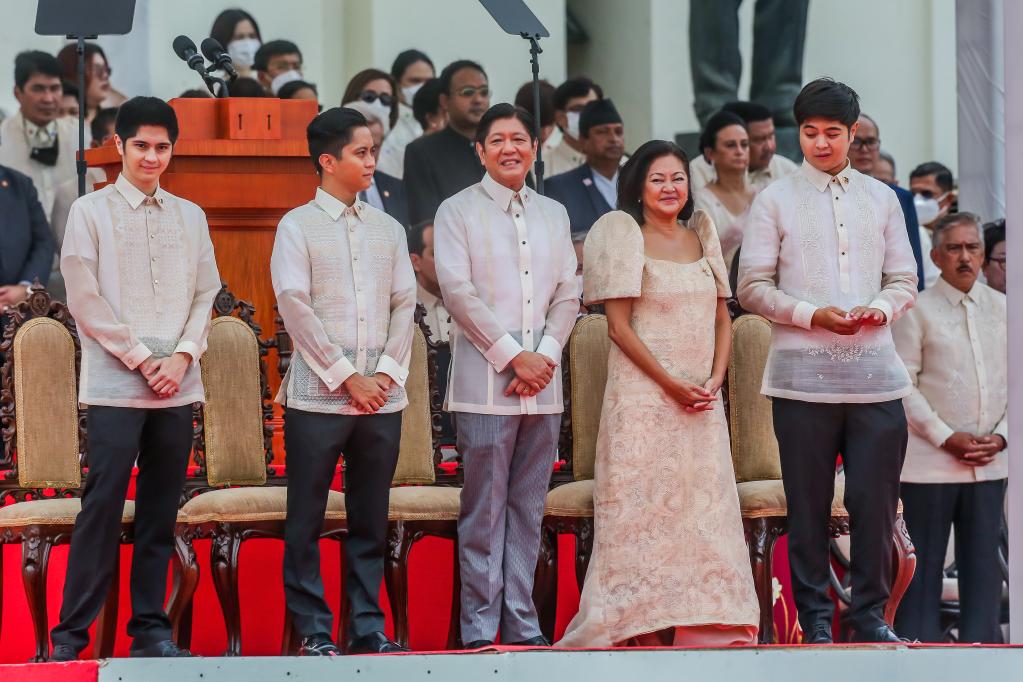 菲律宾新总统马科斯宣誓就职