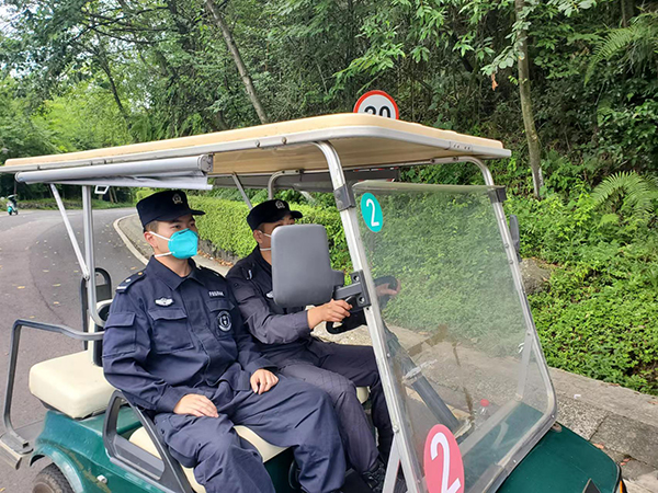直击眉山疫情防控现场：抗疫一线的“特殊”生日_fororder_邓俊科（左一）正和同事开展巡逻工作--受访者供图