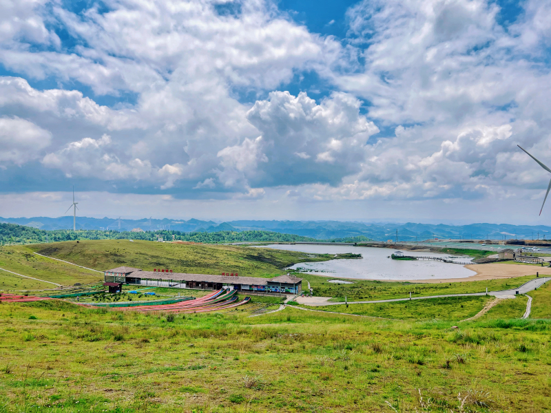 黔南龙里油画大草原：高山草甸游牧风情