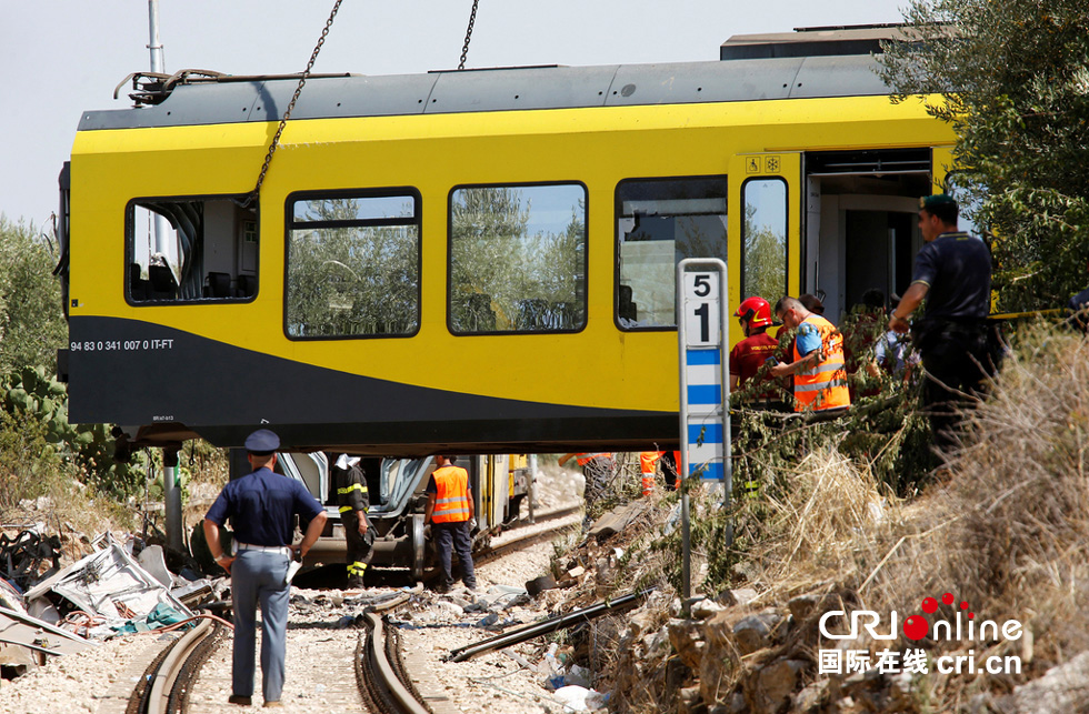 意大利火车相撞事故现场惨烈车厢变碎片组图