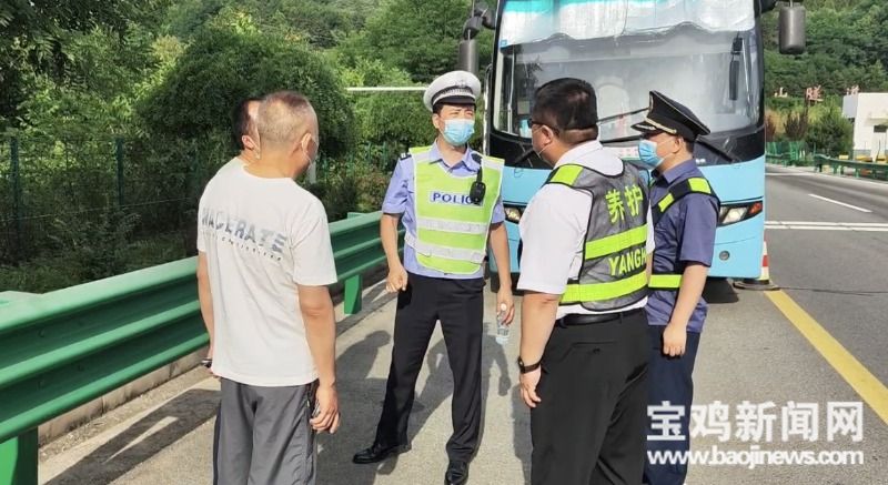 （转载）满载54名乘客的大客车高速公路抛锚 危急关头宝鸡交警赶到