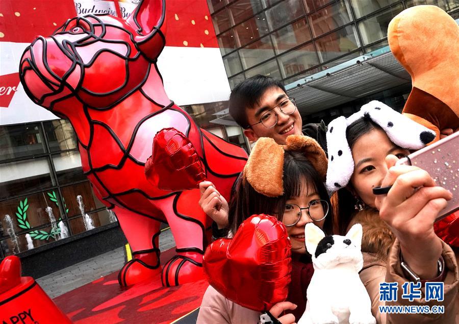 农历狗年艺术装置展亮相上海街头