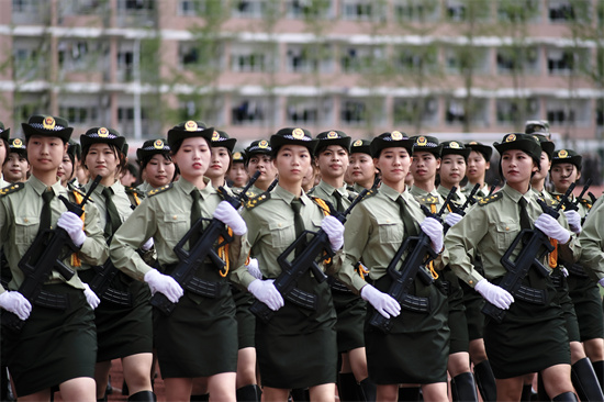 受訓學員們軍容齊整,軍姿挺拔,步伐矯健,女兵方陣也是英姿颯爽,步履