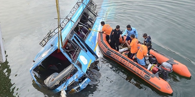 印度东部一公交车坠河致36死