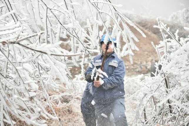 【焦点图】南方电网广西公司及时采取措施消除线路覆冰