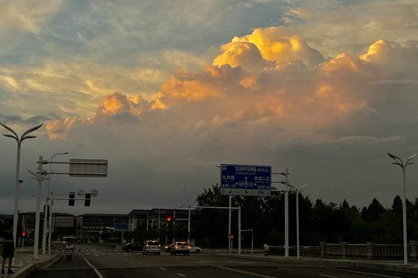 火烧云“上线” 郑州雨后天空呈现绚丽晚霞