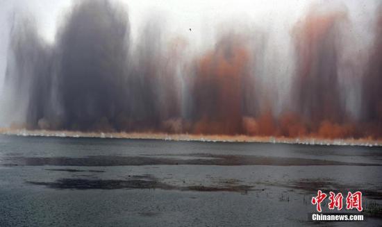 湖北爆破分洪直击：湖面腾百米烟雾 无人机被震落湖底