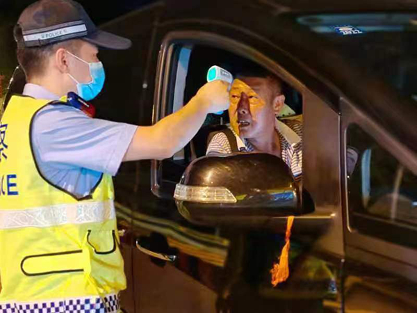 直击疫情防控现场｜眉山公安：逆流而上 战“疫”一线_fororder_眉山公安民警正在检查过往车辆-供图-眉山市公安局（4）