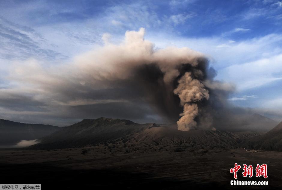 印尼波罗摩火山浓烟冲天