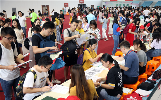 （供稿 教育列表 三吳大地南京 移動版）中國藥科大學新生報到 用滴膠“凝固”心動瞬間