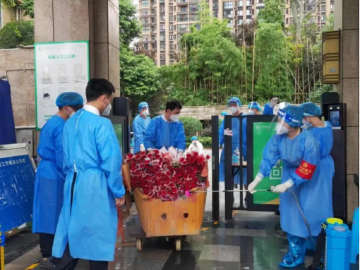 成都龙泉驿区：每人一朵玫瑰花 封控小区居民收到温馨“礼物”_fororder_未标题-2