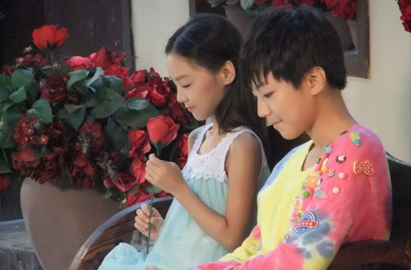 娱乐 滚动 >>正文     这几年那些羡慕贺美琦小朋友的,有的产生了嫉妒