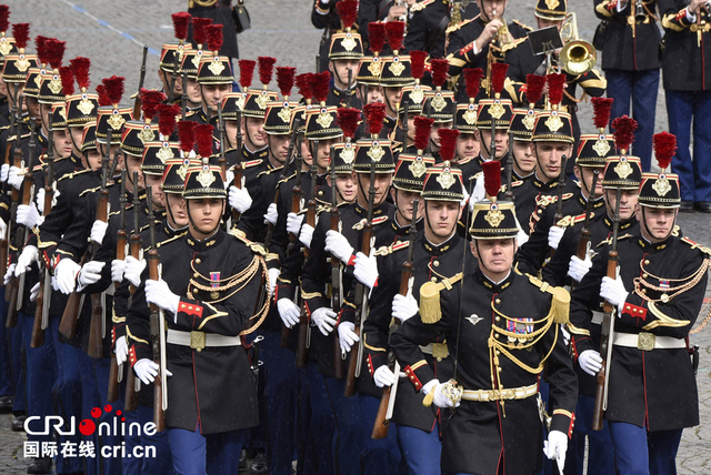 法国举行阅兵式庆祝国庆日(组图)