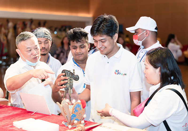 “一带一路·爱上绸都” | “多才多艺”川北大木偶“圈粉”丝路青年_fororder_留学生学习川北大木偶制作工艺-(2)