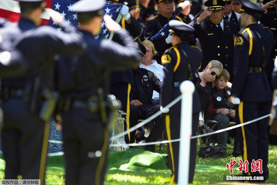 美國達拉斯槍擊案殉職警察葬禮舉行