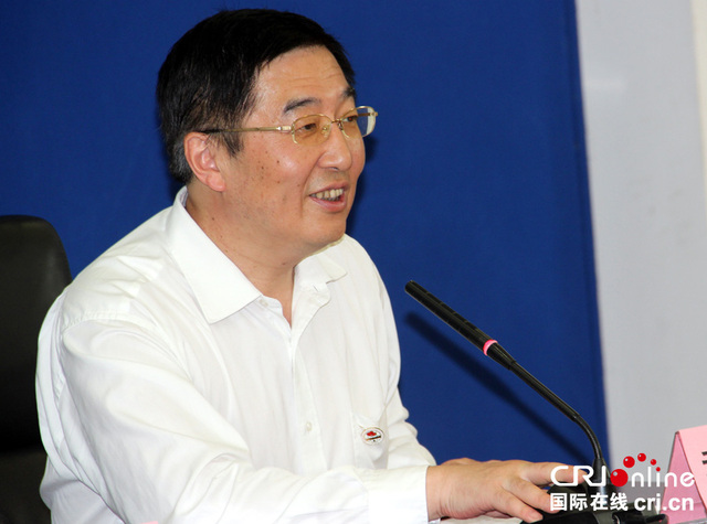 中国侨联副主席,新闻发言人,中国华侨公益基金会理事长乔卫主持召开