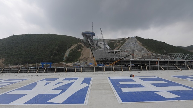 北京冬奥场馆国家跳台滑雪中心建设推进中