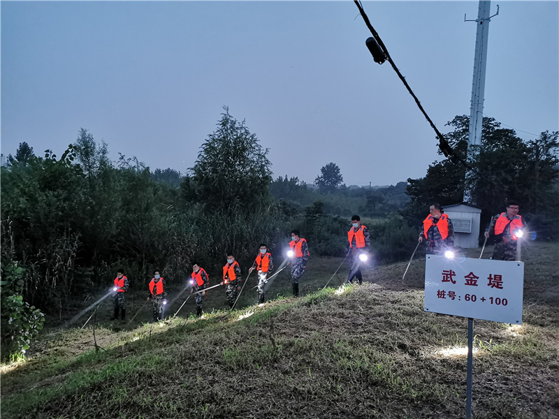 武漢職業技術學院防汛抗洪突擊隊固守武金堤_fororder_微信圖片_20200731180018_副本