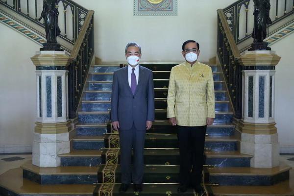 泰国总理巴育在曼谷会见应邀对泰国进行正式访问的中国国务委员兼外长
