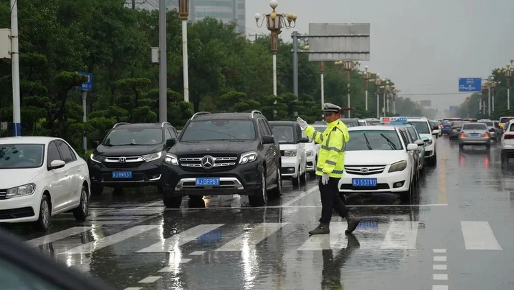 黃驊“澆”警雨中執勤 全力守護群眾安全出行_fororder_圖片7