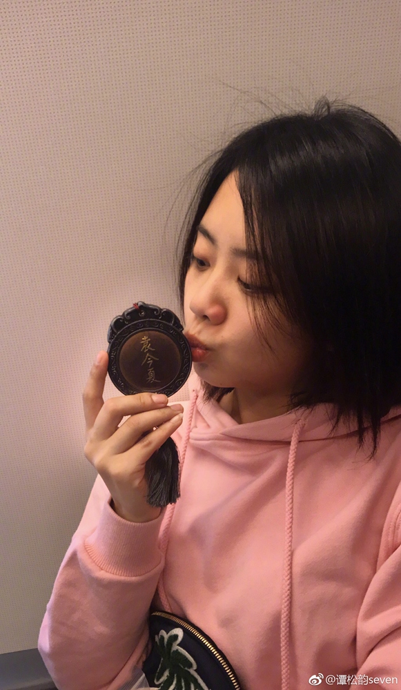 图片默认标题_fororder_谭松韵与《锦衣之下》袁今夏的腰牌合影