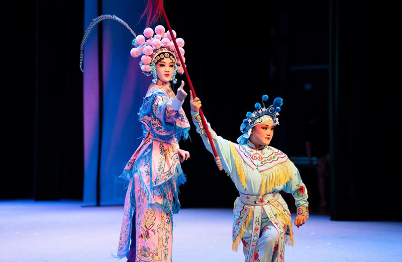 “一带一路·爱上绸都”｜沉浸式体验川剧 “丝路青年”大呼过瘾_fororder_《扈家庄》川剧表演-(2)