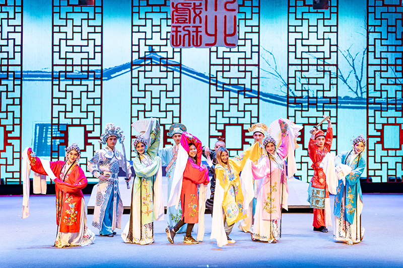 “一带一路·爱上绸都”｜沉浸式体验川剧 “丝路青年”大呼过瘾_fororder_丝路青年与川剧演员共演一台戏